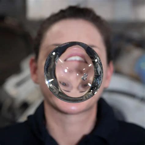 NASA Astronotu Nicole Mann’in Mikro Yerçekiminde Ağırlıksız Uçan Bir Su Küresinden Kırıldığı İnanılmaz Görüntü